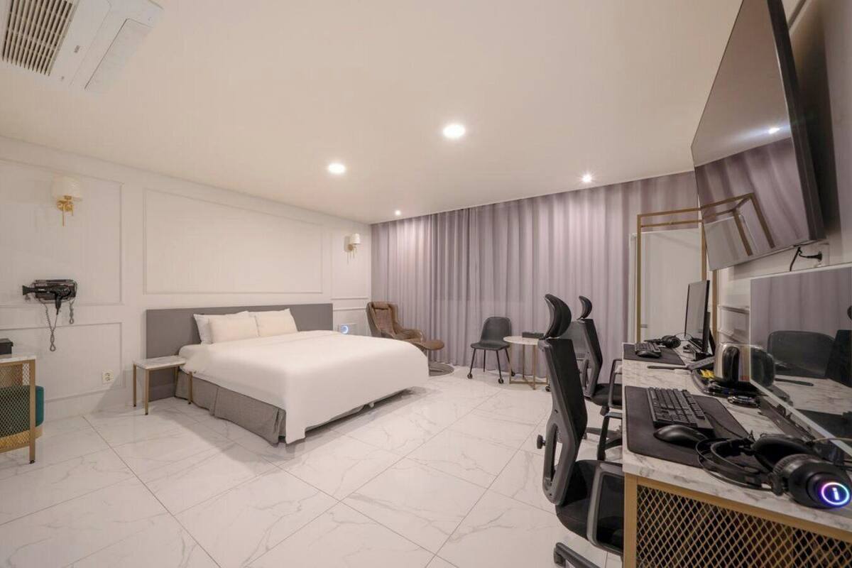 VIP (2 PCs) | Tirai kedap cahaya, kedap suara, Wi-Fi gratis, dan seprai linen