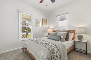Room - Charming KC Bungalow • Walk to Plaza & Westport (Kansas City)