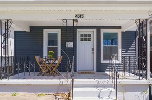 Exterior detail - Charming KC Bungalow • Walk to Plaza & Westport (Kansas City)
