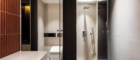Haartrockner, HandtĂŒcher, Shampoo, Toilettenpapier