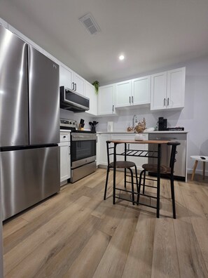 Fridge, microwave, oven, stovetop - Cozy, Modern and Stylish! (Saskatoon)