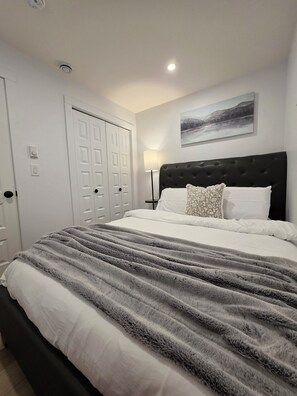Iron/ironing board, free WiFi, bed sheets, wheelchair access - Cozy, Modern and Stylish! (Saskatoon)
