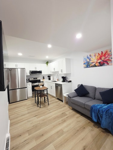 Cozy, Modern and Stylish 2BR near Costco 