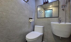 Free toiletries, hair dryer, towels, shampoo - Cheonho T (Seoul)