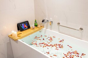 Luxury-Einzelzimmer | Badezimmer | Haartrockner, Hausschuhe, Handtücher, Shampoo