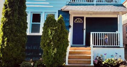 YOUR Cozy 2brm Upper Kenmore Retreat w/balcony near Buffalo & Niagara Falls