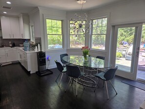 Dining - luxurious  7-bedroom house  in wonderful Livingston for world cup festivities (Livingston)