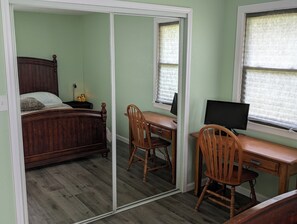2 bedrooms, desk, iron/ironing board, free WiFi - Delightful 2-bedroom home on acreage in charming Foristell, Lake, walk to winery (Foristell)