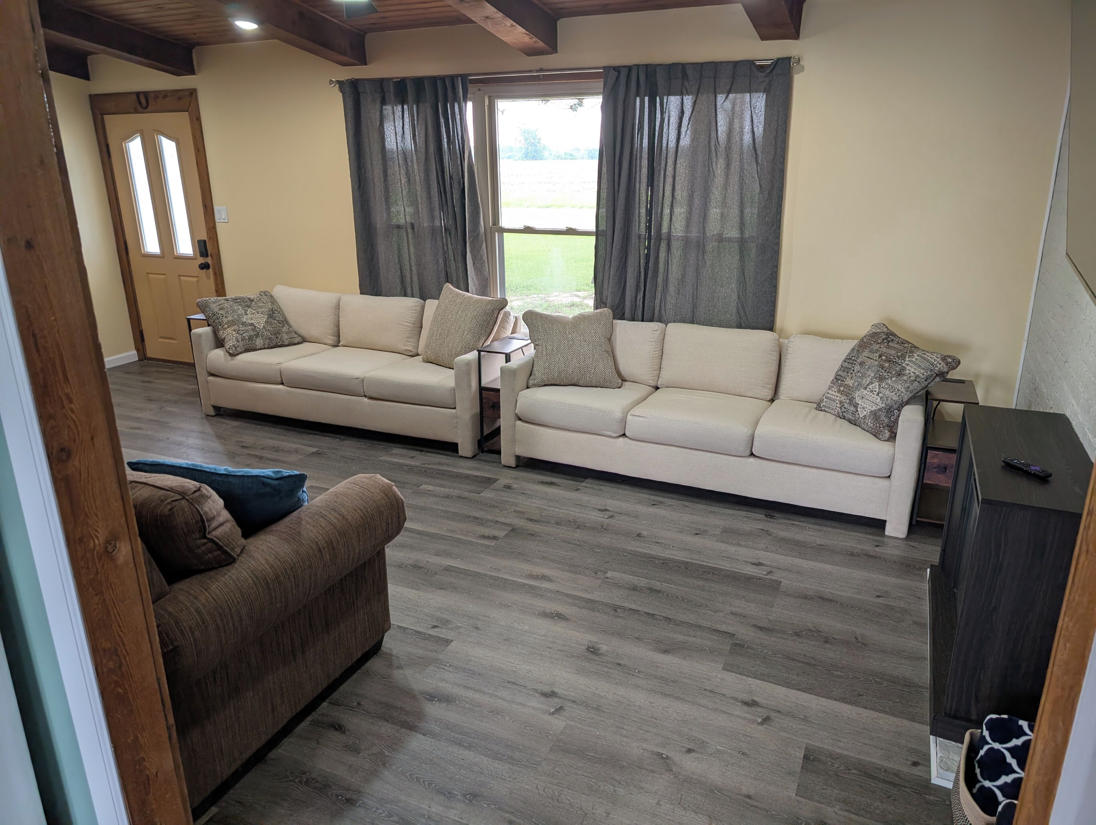 Smart TV, fireplace, stereo, computer monitors