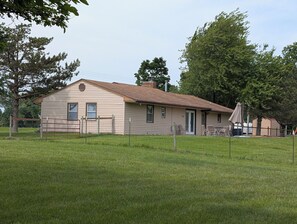 Exterior - Delightful 2-bedroom home on acreage in charming Foristell, Lake, walk to winery (Foristell)