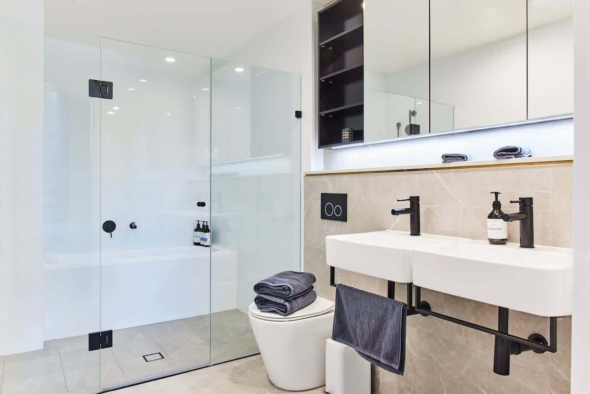 Shower, towels, shampoo