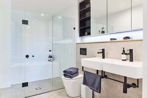Shower, towels, shampoo - Luxury 3-Bedroom Terrace in Alexandria (Alexandria)