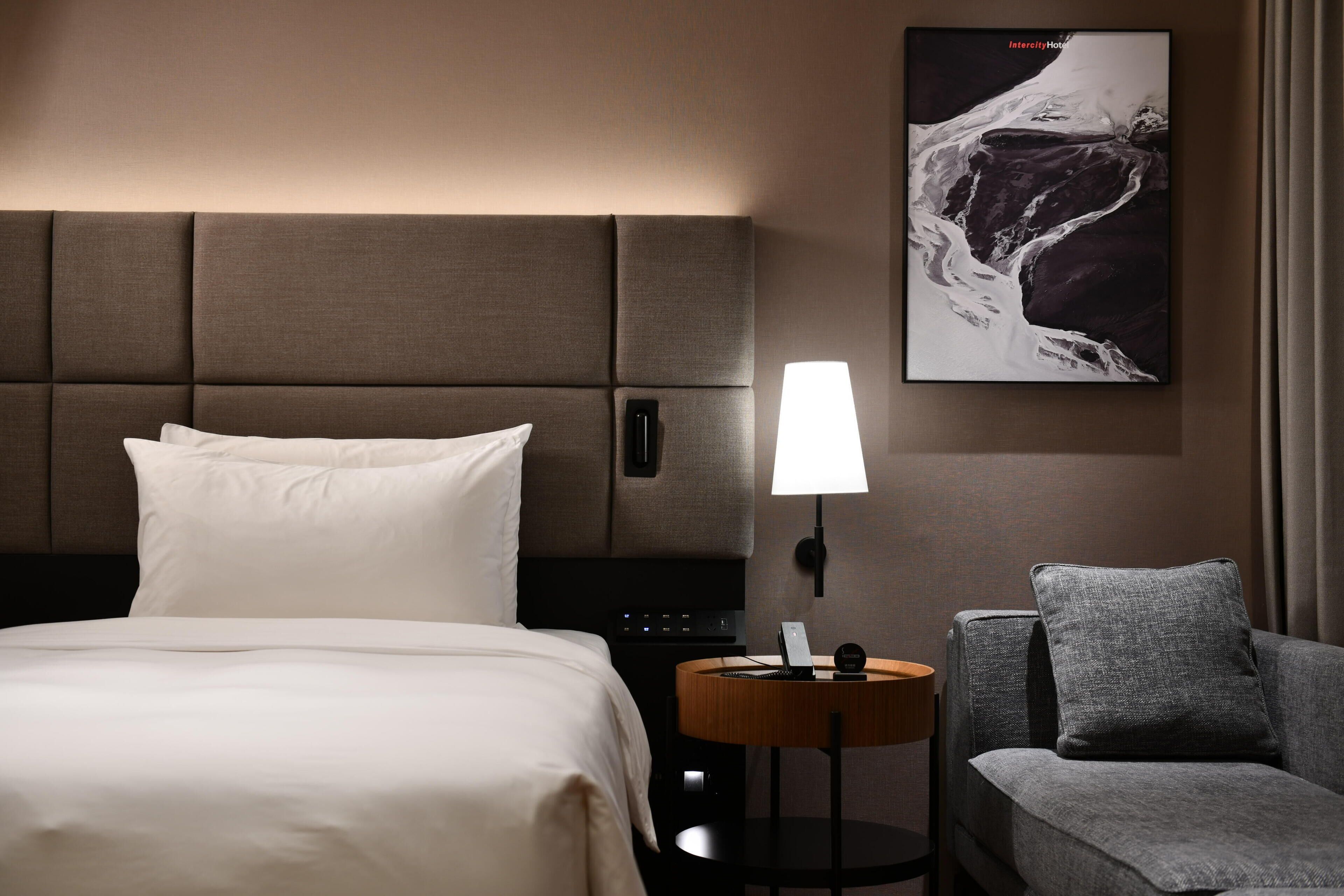 Premium bedding, minibar (free items), desk, blackout drapes