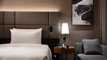 Premium bedding, minibar (free items), desk, blackout drapes