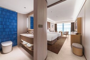 Kamar Double Bisnis, pemandangan kota | Brankas, tirai kedap cahaya, setrika/meja setrika, dan Wi-Fi gratis