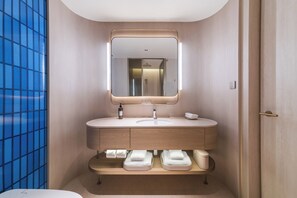 Kamar Double Bisnis, pemandangan kota | Kamar mandi | Shower, pengering rambut, sandal, dan handuk