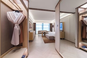 A hotel room with a bed, a desk, a chair, a sofa, and a wardrobe. - Crystal Hotel Shenzhen Dalang biz Center (Shenzhen)