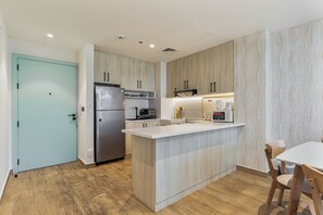 Private kitchen - Stylish 1-Bed Apartment in JVC - 11 Mins to Dubai Miracle Garden (Dubai)