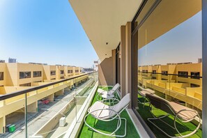 Property grounds - Stylish 1-Bed Apartment in JVC - 11 Mins to Dubai Miracle Garden (Dubai)
