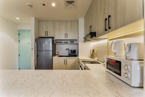 Private kitchen - Stylish 1-Bed Apartment in JVC - 11 Mins to Dubai Miracle Garden (Dubai)