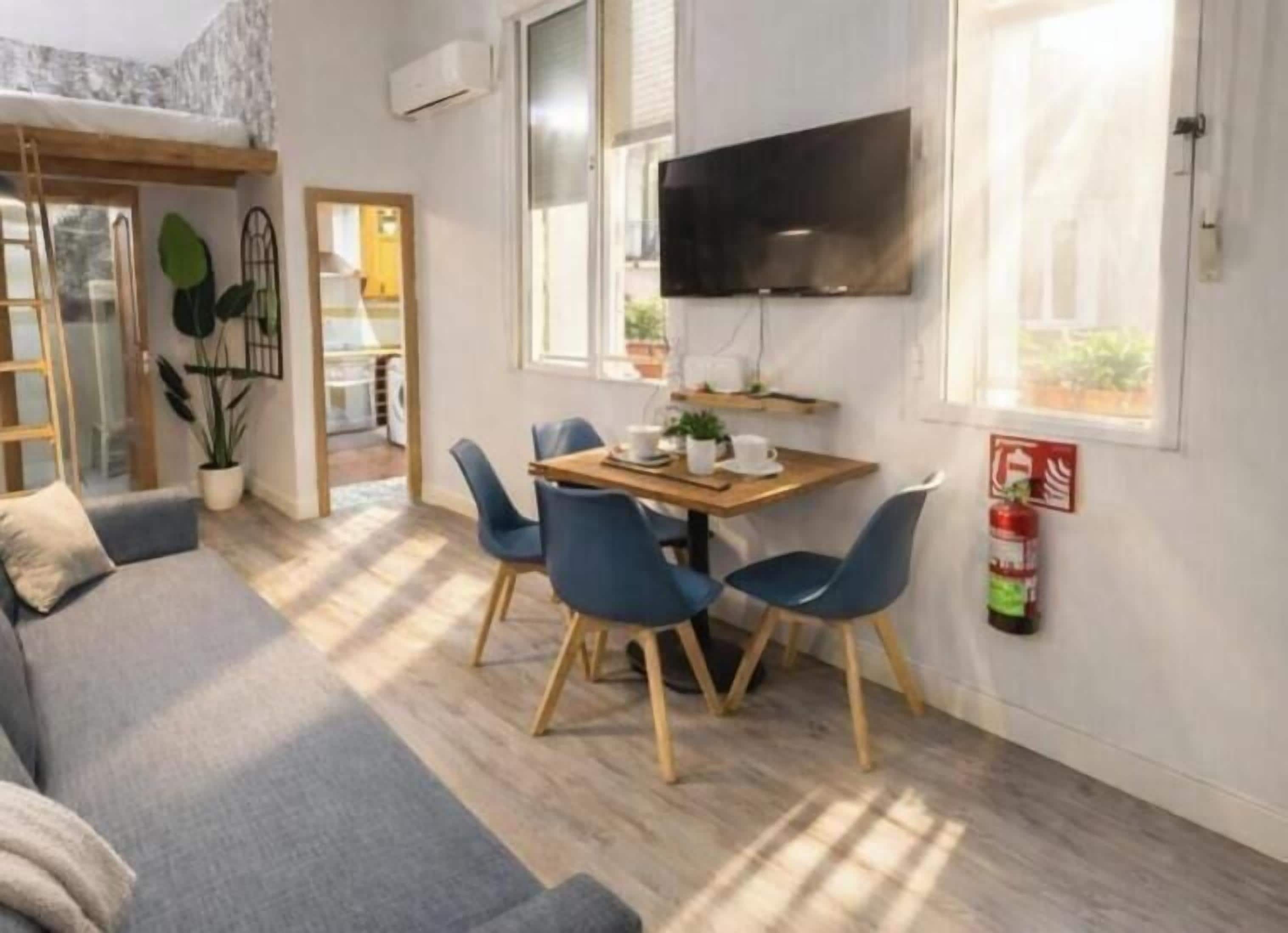 Apartamento Deluxe | Zona de estar | Televisión de pantalla plana de 32 pulgadas con canales por cable