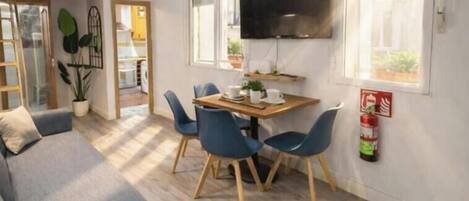 Apartament Deluxe | Sala d'estar | Televisor de pantalla plana de 32 polzades amb canals per cable