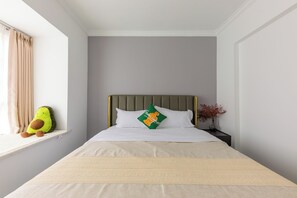 Comfort Apartment, 4 Bedrooms, Kitchen, Mountain View | Premium bedding, free WiFi, bed sheets - Local Vibe Downtown Guesthouse (Zhangjiajie)