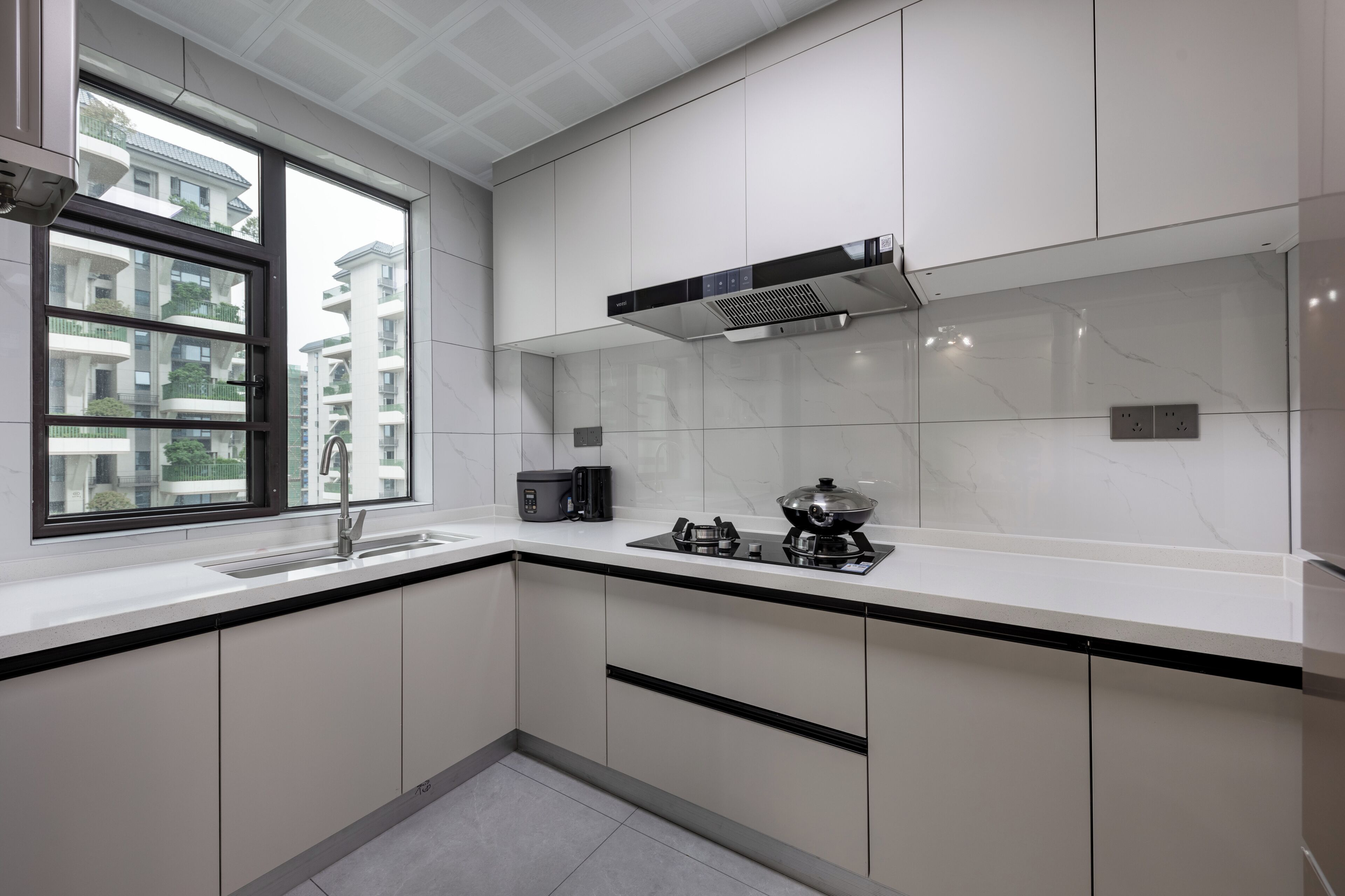Refrigerador con freezer, horno, arrocera, especias