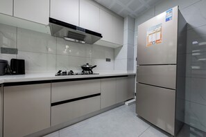 Full-size fridge, oven, rice cooker, spices - Local Vibe Downtown Guesthouse (Zhangjiajie)
