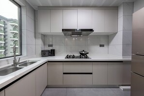 Full-sized fridge, oven, rice cooker, spices - Local Vibe Downtown Guesthouse (Zhangjiajie)