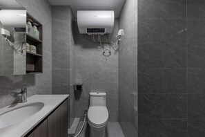 Apartemen Comfort, pemandangan gunung | Kamar mandi | Perlengkapan mandi gratis, pengering rambut, handuk, dan sabun