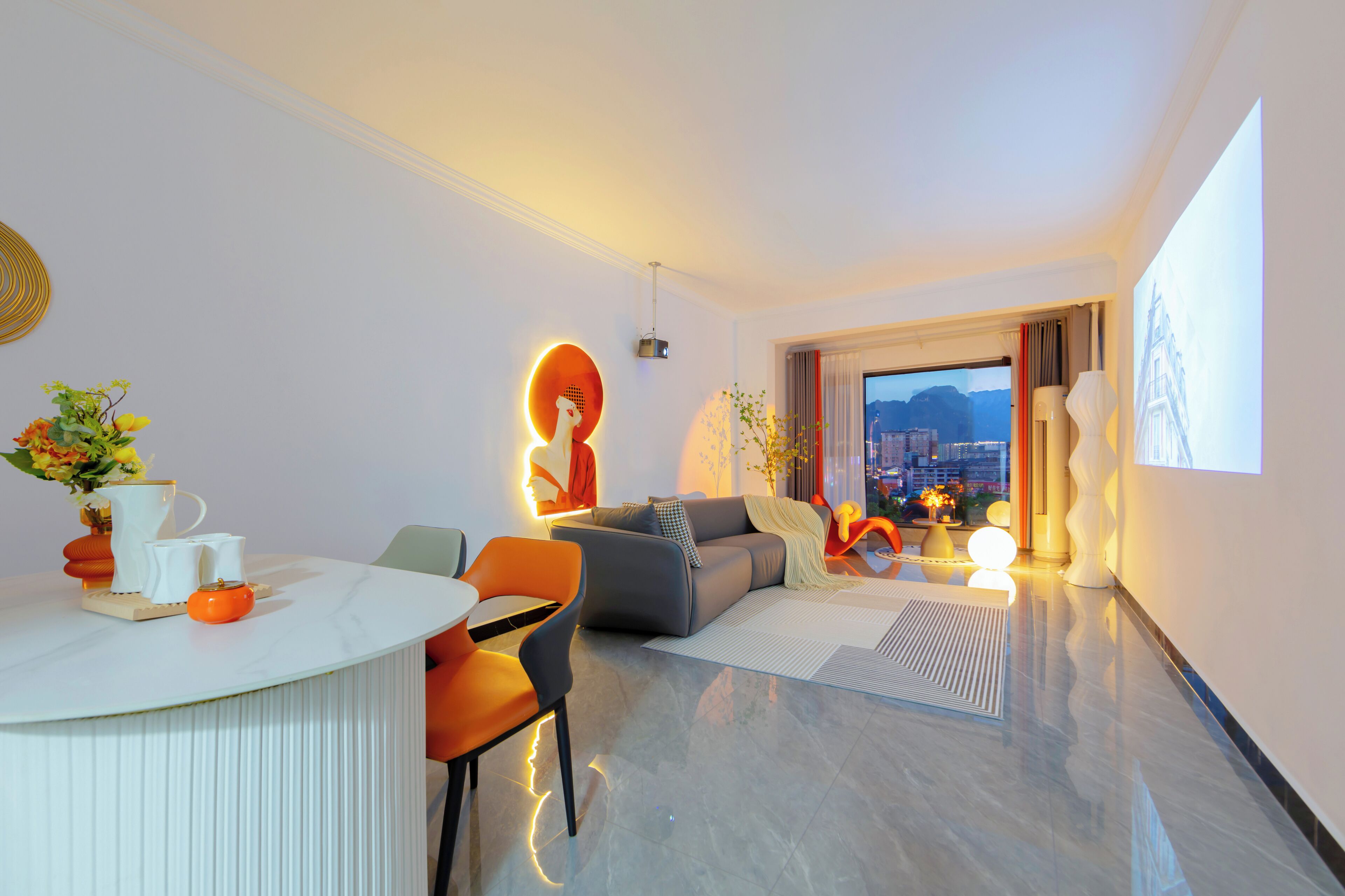 Apartamento Confort, 2 habitaciones, cocina, vistas a la montaña | Zona de estar | Televisión de 100 pulgadas con canales por cable, Netflix