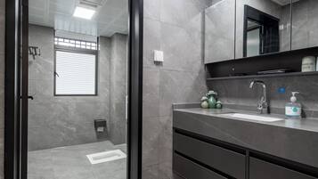 Een douche, gratis toiletartikelen, een haardroger, handdoeken