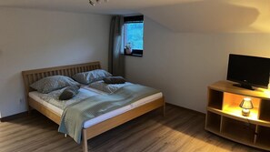 Iron/ironing board, Internet, bed sheets