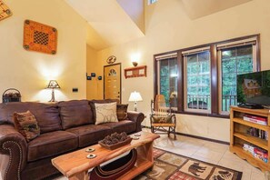 Smart TV, fireplace, offices - Hearthstone | Hot Tub • Fireplace • 2 Kings (Deming)
