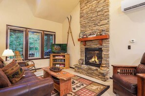 Smart TV, fireplace, offices - Hearthstone | Hot Tub • Fireplace • 2 Kings (Deming)