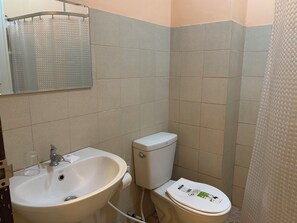 Twin Room | Bathroom - Pinhotel Lampang (Mueang Lampang)