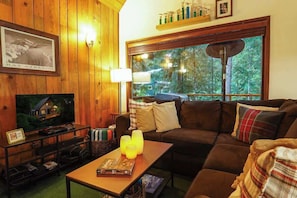 Smart-TV, Kamin, Arbeitsbereiche