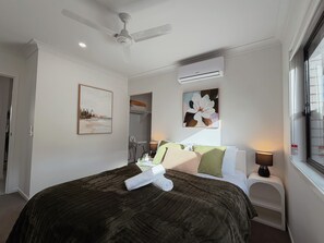 Iron/ironing board, Internet, bed sheets