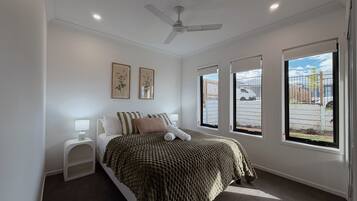 Iron/ironing board, Internet, bed sheets