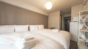 Twin Room, Non Smoking | Meja, Wi-fi percuma, cadar katil