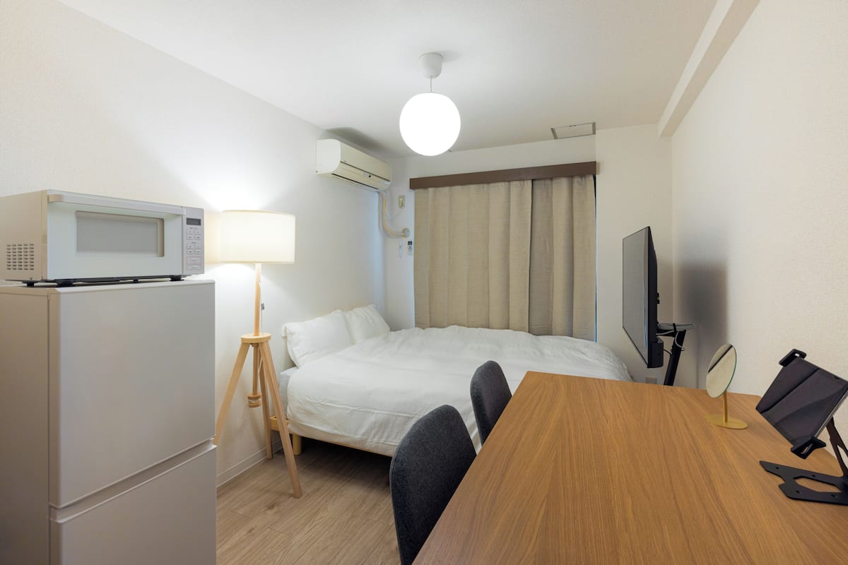Standard Double | Desk, WiFi (free), bed sheets