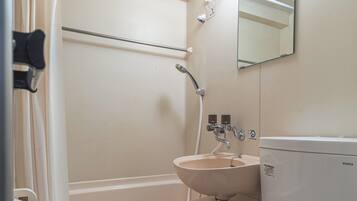 Combined shower/bathtub, hair dryer, towels, shampoo