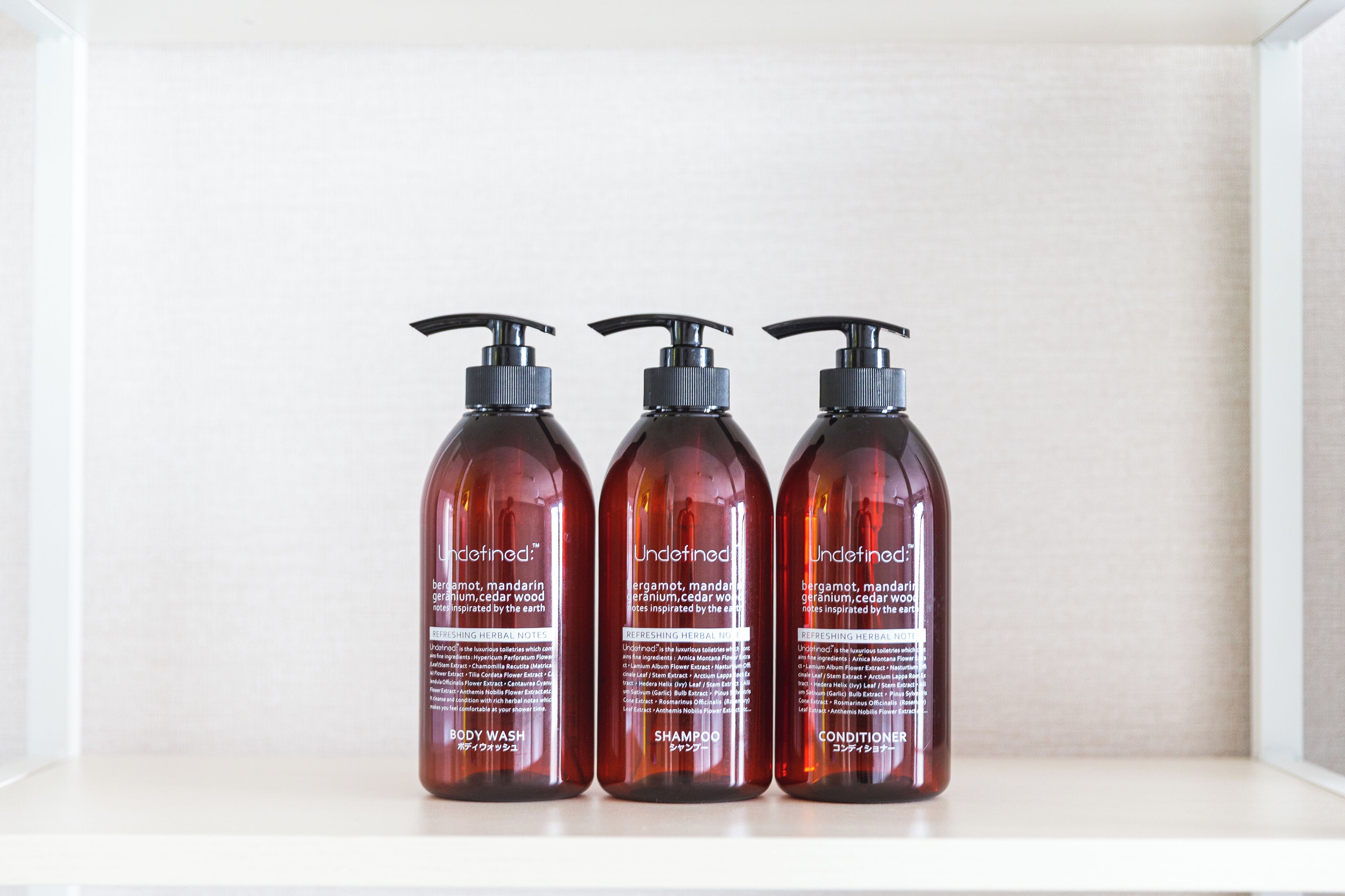 Ducha y bañera combinadas, secador de pelo, toallas y champú