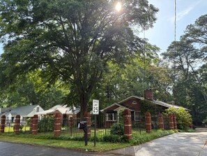 Exterior - BoHo Chic 1-bedroom house with AC and many extras (Atlanta)