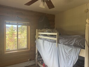 5 bedrooms, iron/ironing board, WiFi, bed sheets