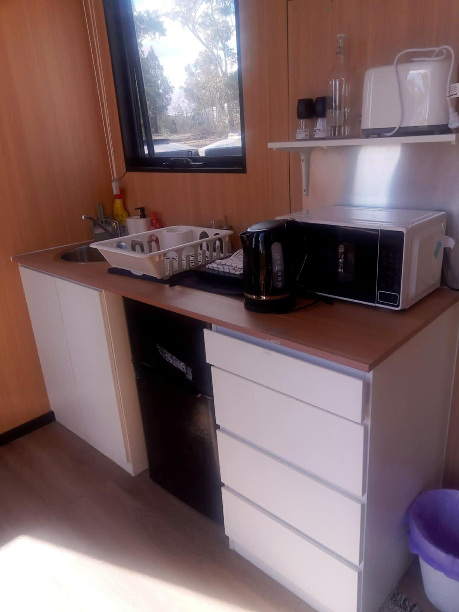 Cafetière/bouilloire, réfrigérateur, micro-ondes, plaque de cuisson