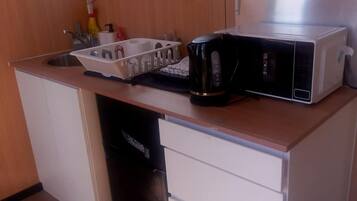 Cafetière/bouilloire, réfrigérateur, micro-ondes, plaque de cuisson