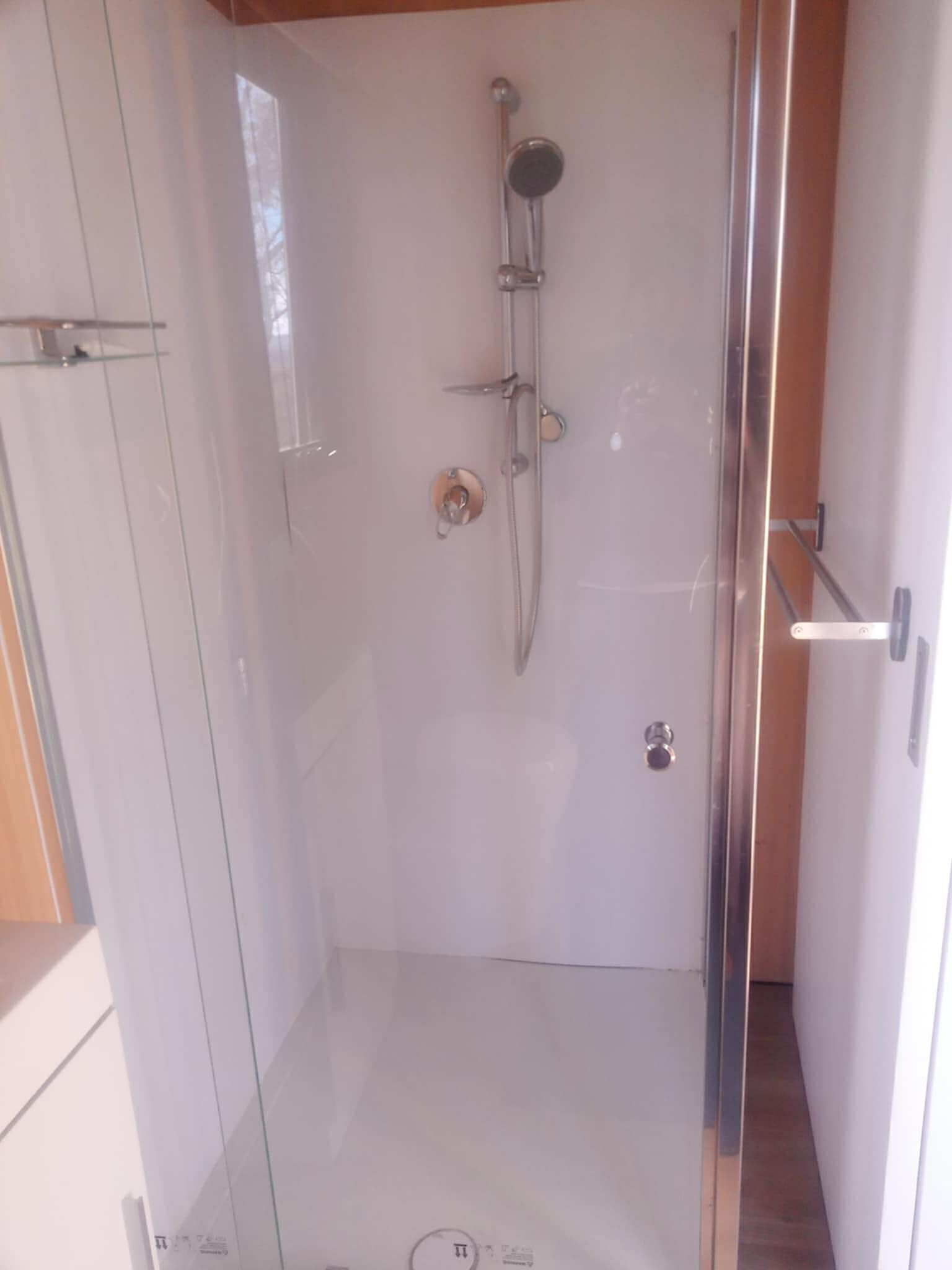 Douche, sèche-cheveux, serviettes fournies, shampoing