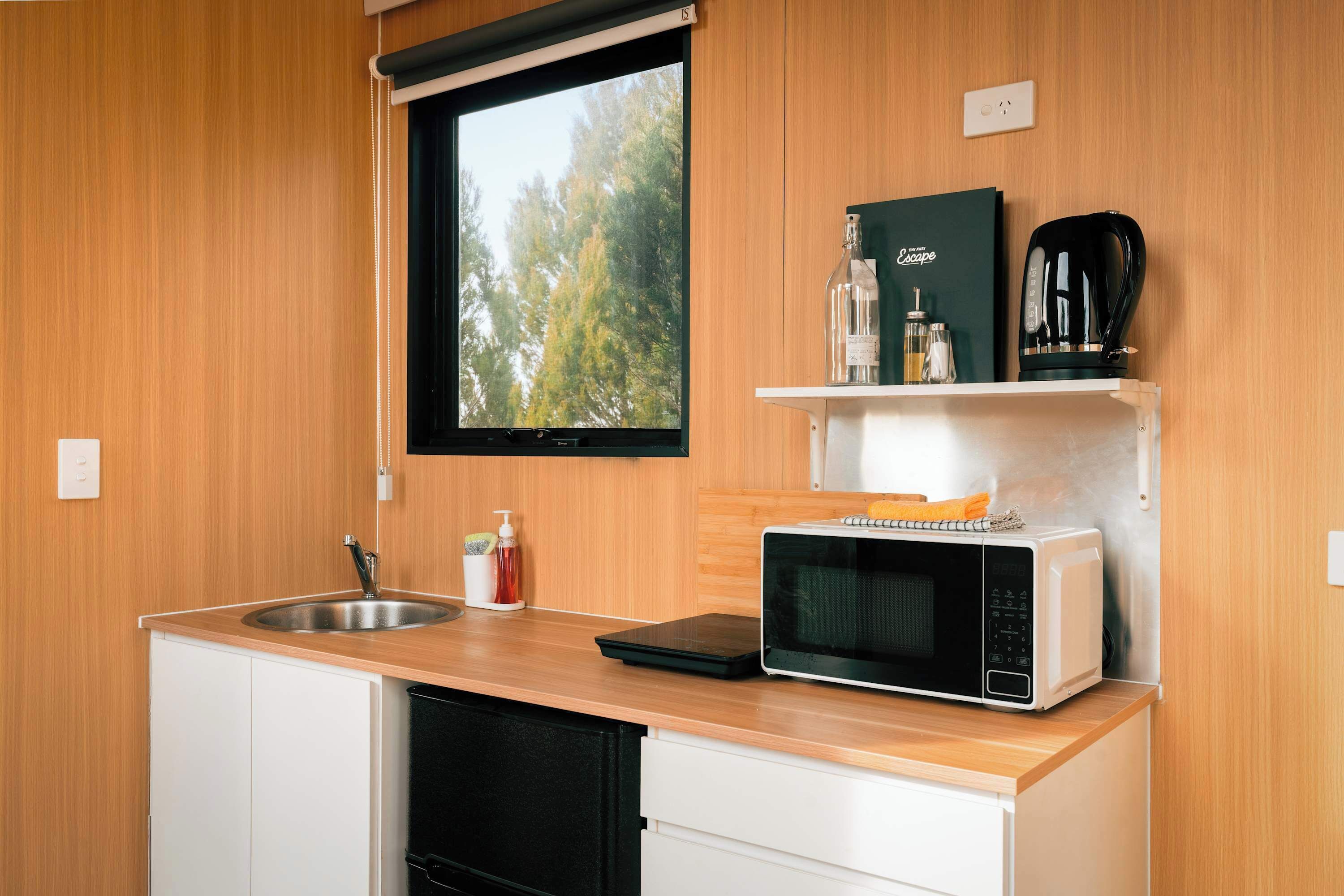 Coffee/tea maker, fridge, microwave, stovetop